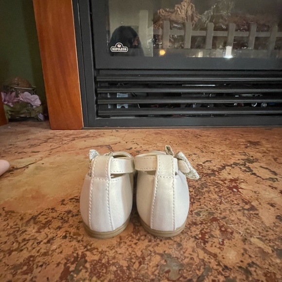 Rachel Shoes Size 6 cream colored dress shoes with bowed ankle clasps - Picture 2 of 4